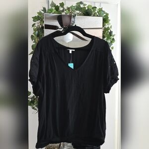 Black shirt sleeve shirt